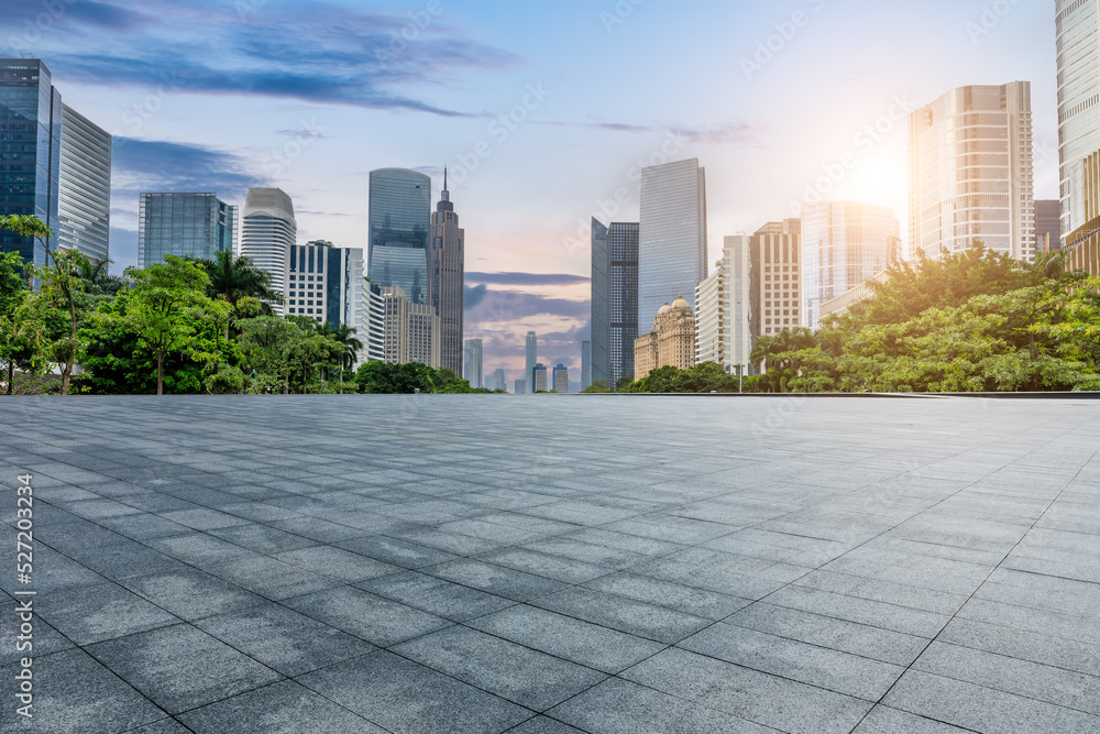 中国广州的城市天际线和空荡荡的城市广场的现代建筑。