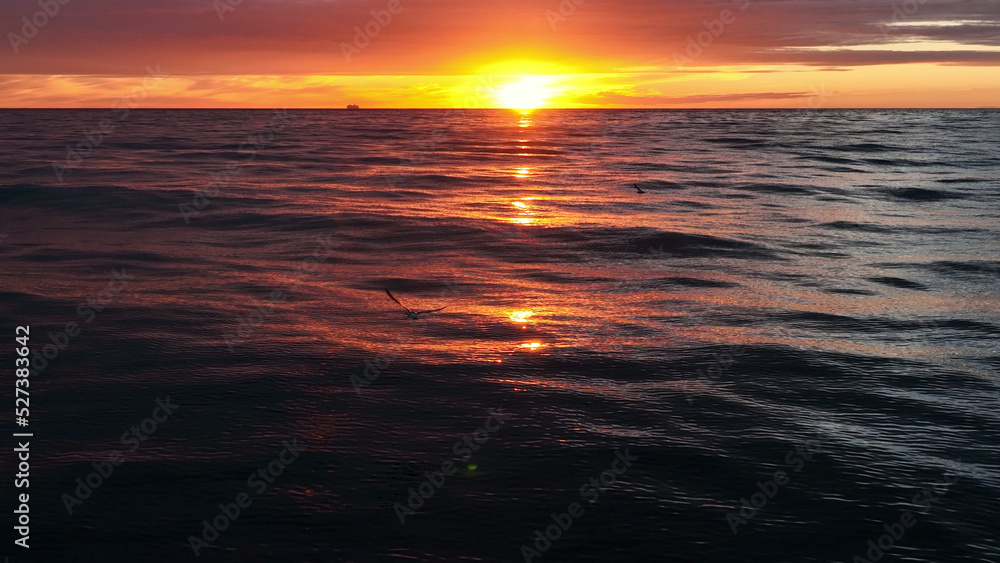 美丽的海浪与日落的地平线。