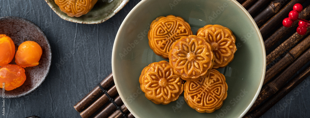 美味的中秋粤菜月饼蓝桌月饼。