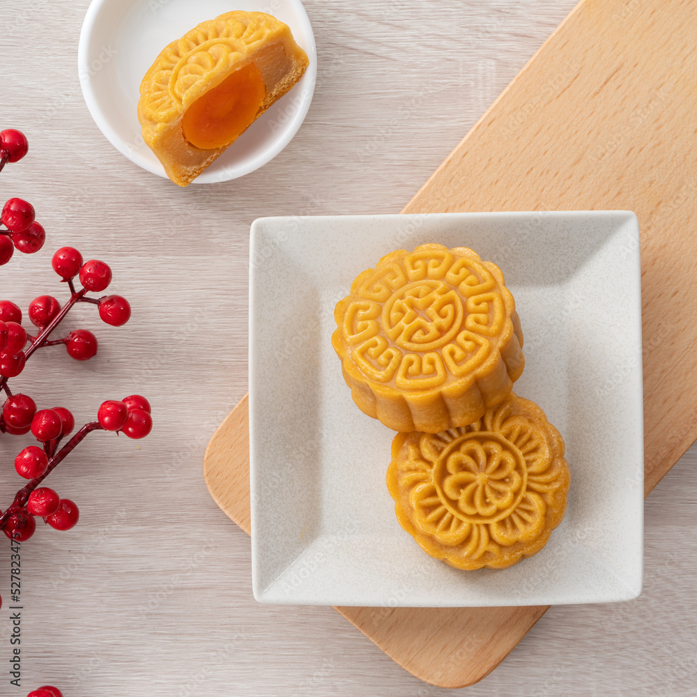 美味的中秋粤菜月饼木桌月饼