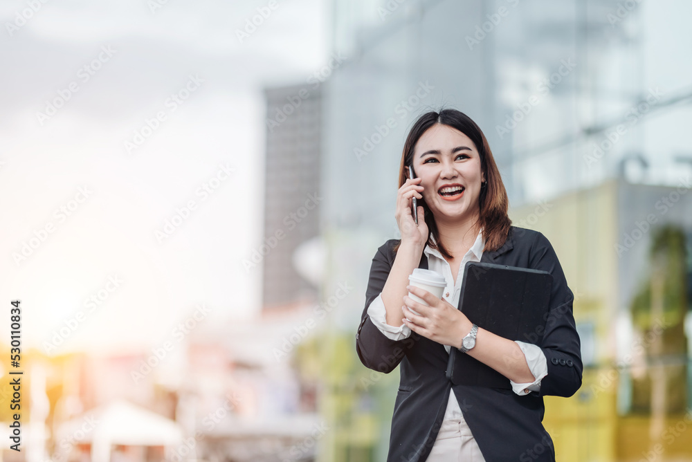 年轻的亚洲女商人在出差前打电话坐在机场。漂亮的wo