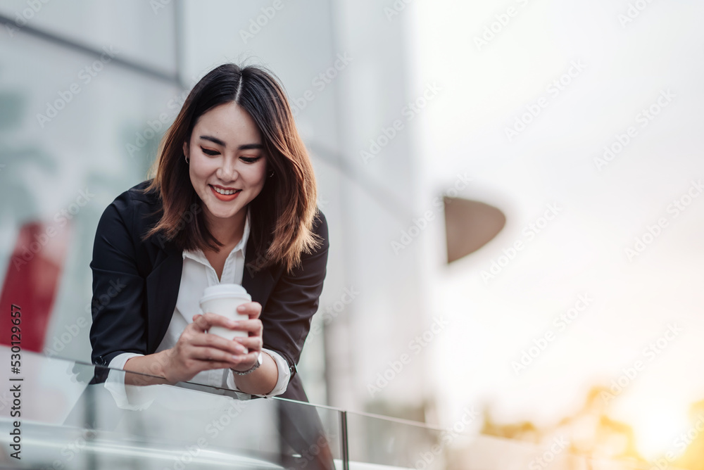 年轻的亚洲女商人在出差前打电话坐在机场。漂亮的wo