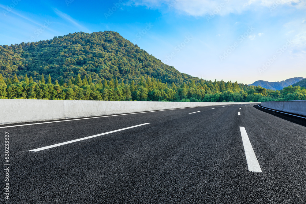 具有山地自然景观的沥青道路和绿色森林