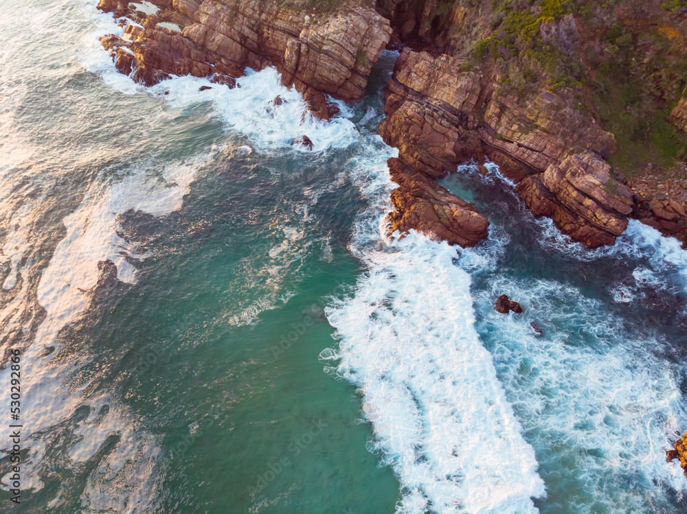 海浪和海岸与岩石悬崖海岸的高角度视图