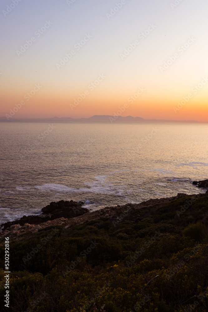 海浪和海岸的景观，岩石，蓝色无云的天空和地平线