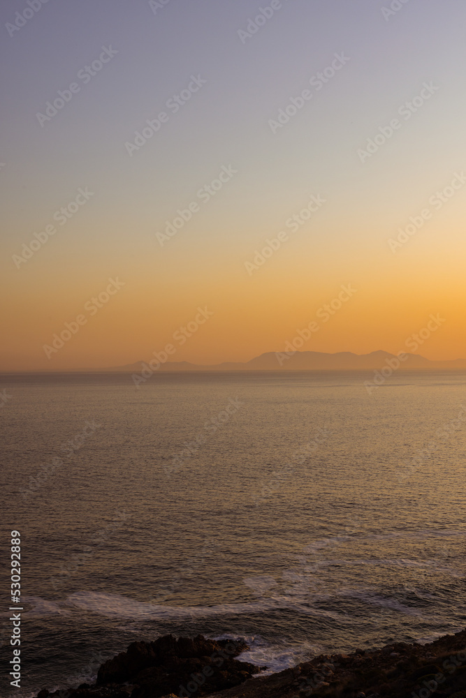 海浪和海岸的景观，岩石悬崖和地平线