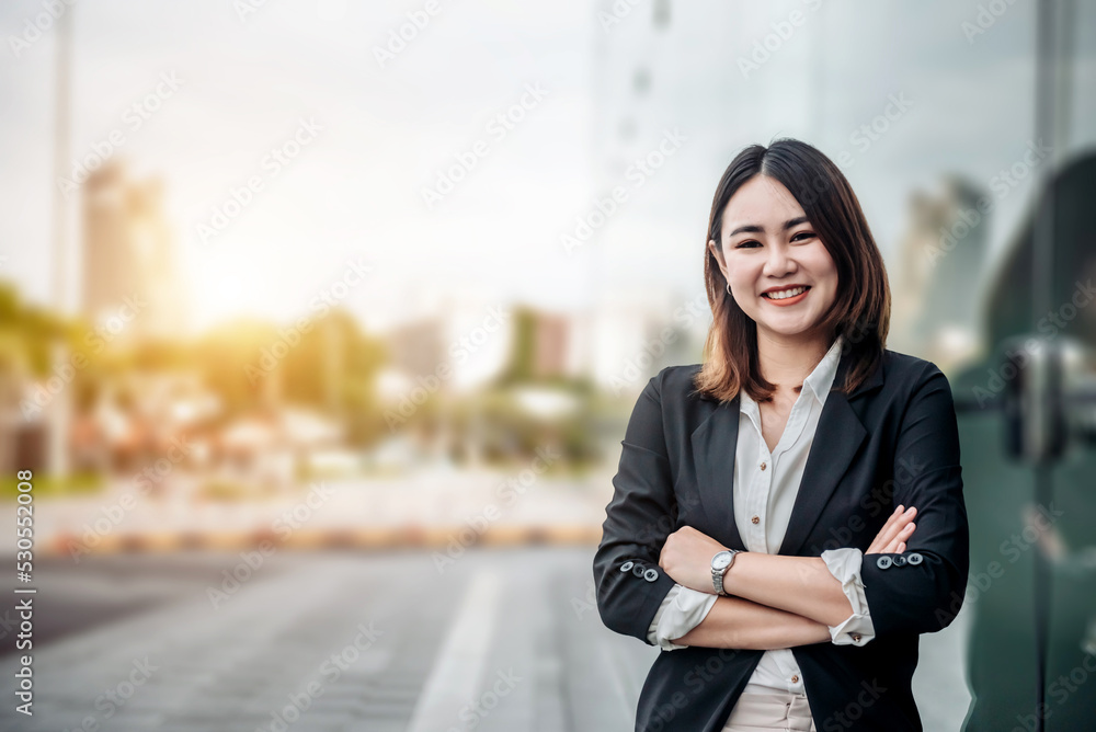 亚洲商业女性在办公室或机场外微笑拥抱的肖像