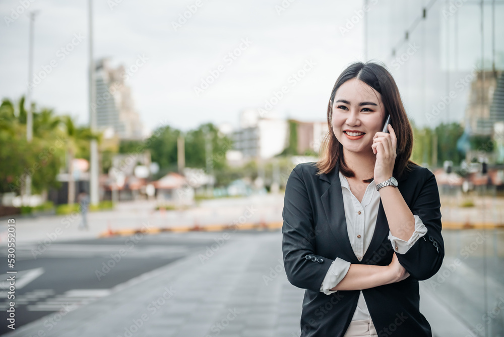 年轻的亚洲女商人在出差前打电话坐在机场。漂亮的wo