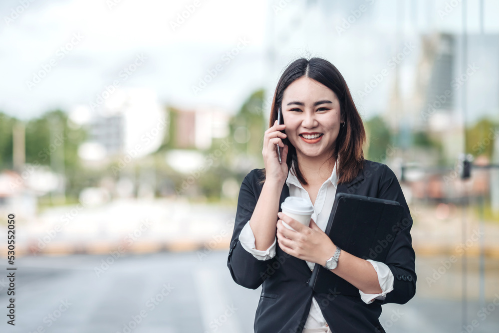 年轻的亚洲女商人在出差前打电话坐在机场。漂亮的wo