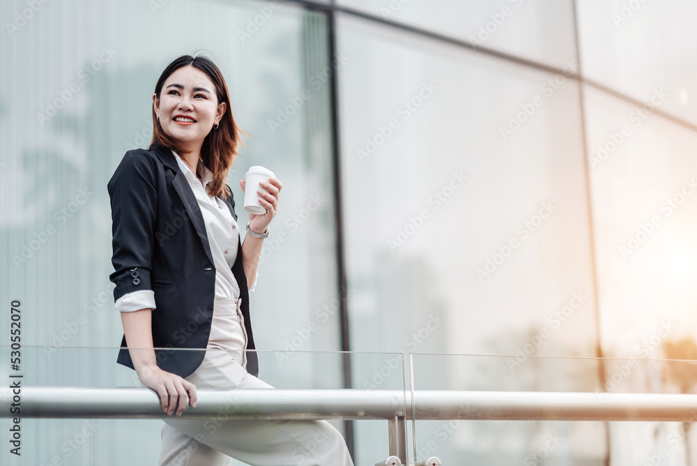 年轻的亚洲女商人在出差前打电话坐在机场。漂亮的wo