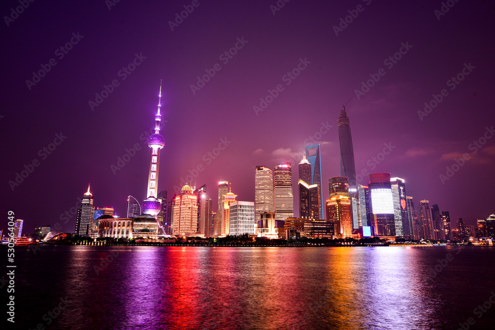 上海外滩令人眼花缭乱的夜景——东方明珠塔。外滩夜景是
1178434691,卡通元素秋天，风景，儿童，树叶，白描，侏儒，剪贴画，