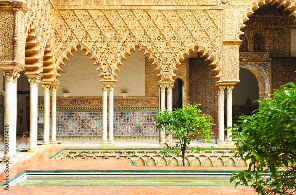 Visitando el Alcázar de Sevilla. Patio de las Doncellas en el Palacio Mudéjar de los Reales Alcázare