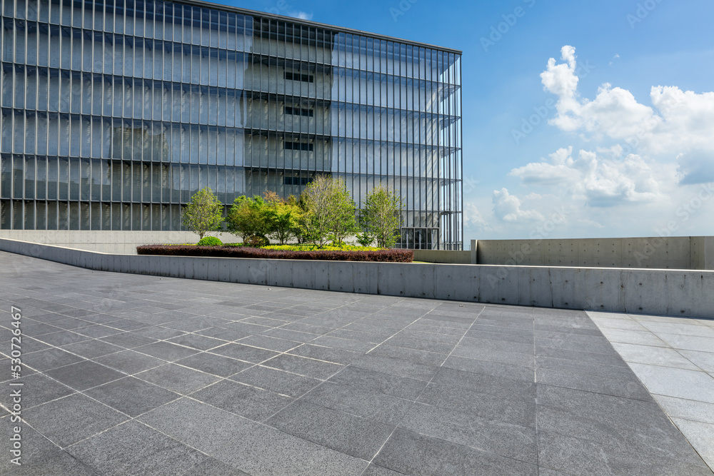 空的方形地板和玻璃墙建筑背景