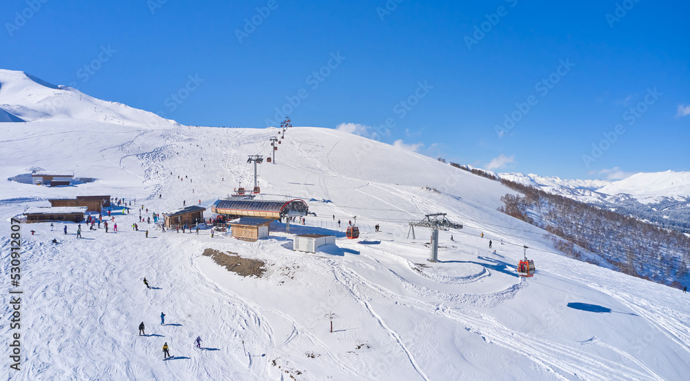 俄罗斯阿尔赫兹度假区雪山索道站