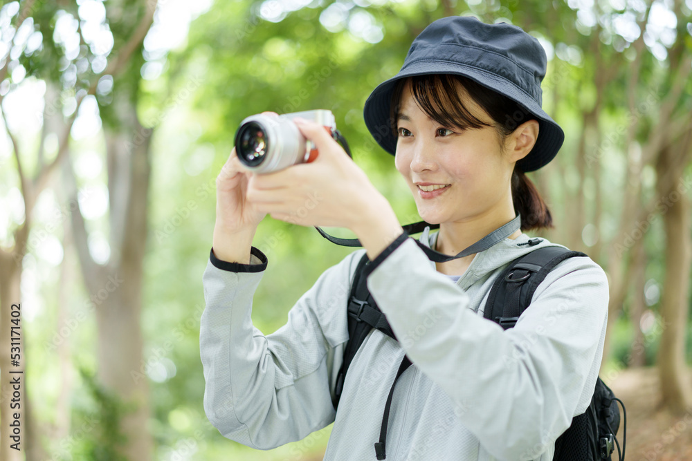 登山を楽しむカメラ女子