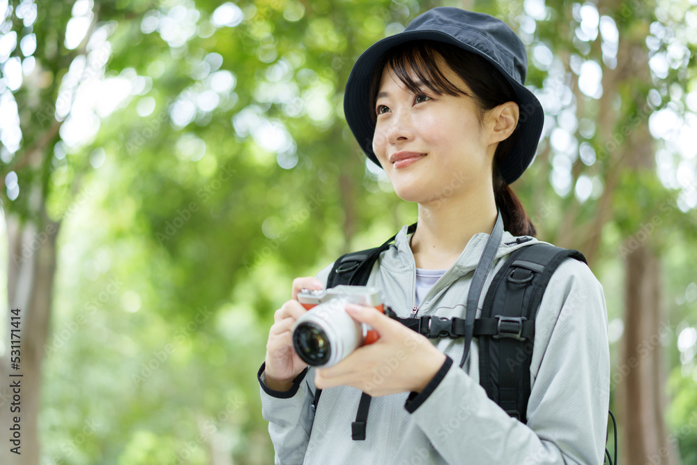 登山を楽しむカメラ女子