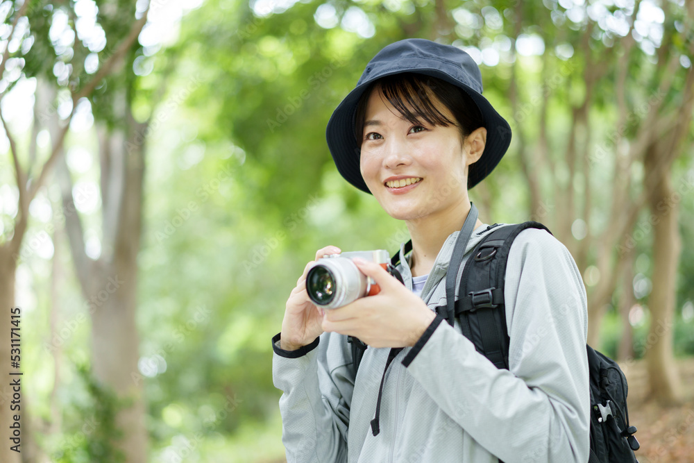 登山を楽しむカメラ女子