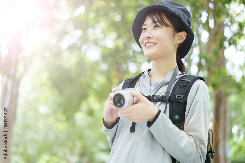 登山を楽しむカメラ女子