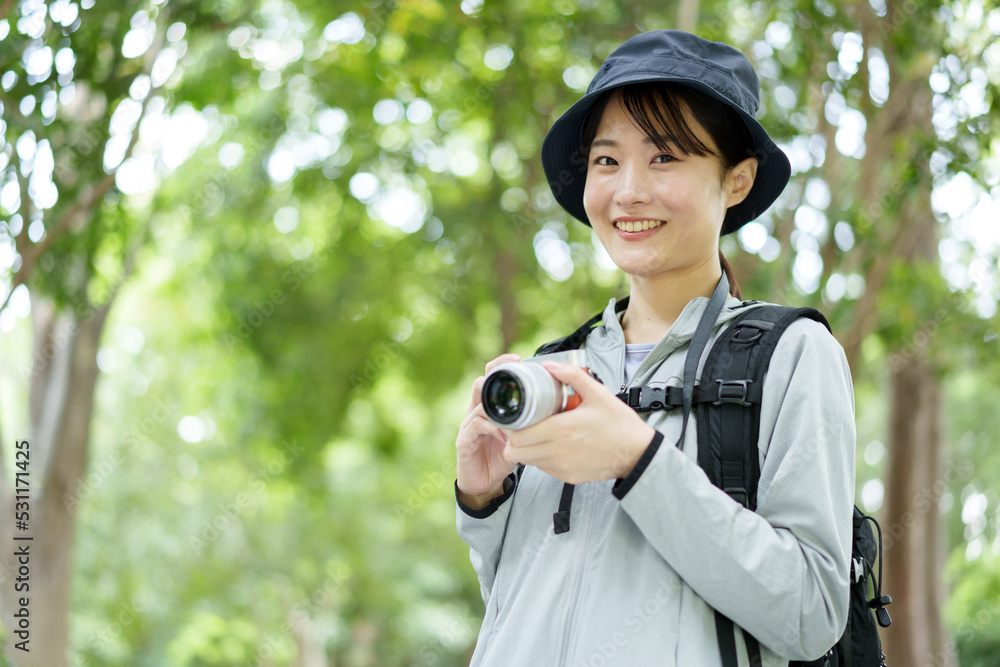 登山を楽しむカメラ女子のポートレート