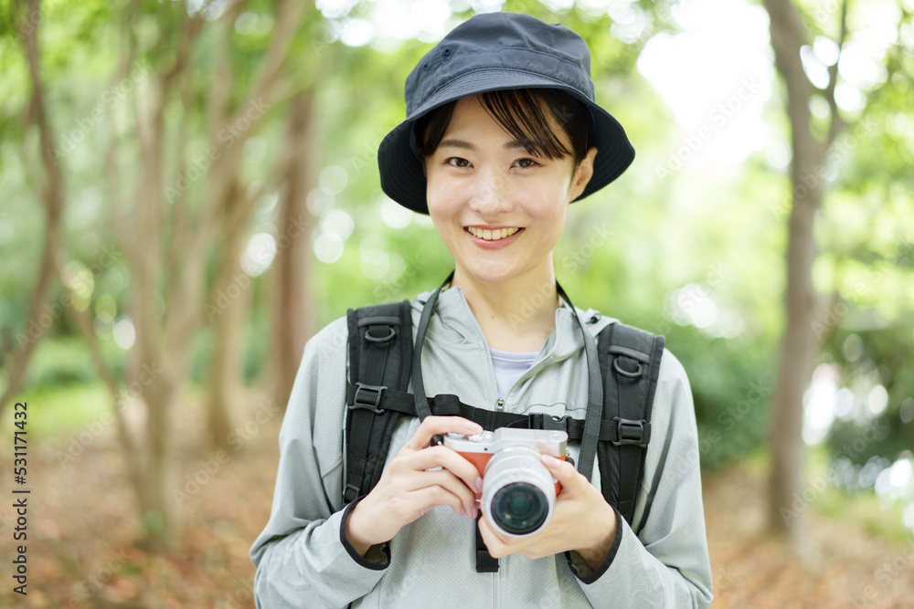 登山を楽しむカメラ女子のポートレート