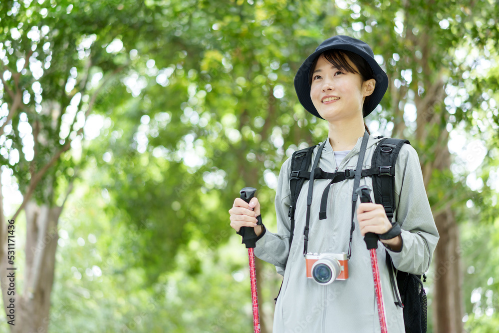 登山を楽しむカメラ女子