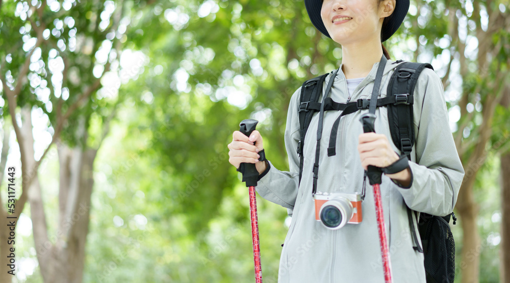 登山を楽しむカメラ女子