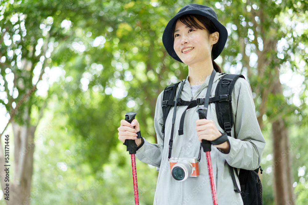 登山を楽しむカメラ女子