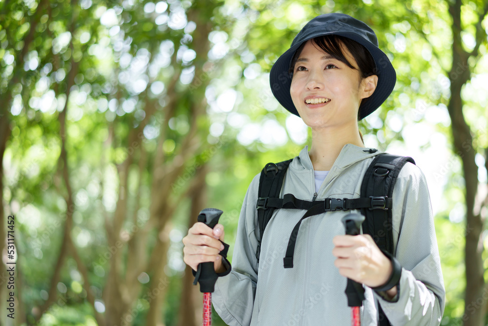 トレッキングを楽しむ山ガール