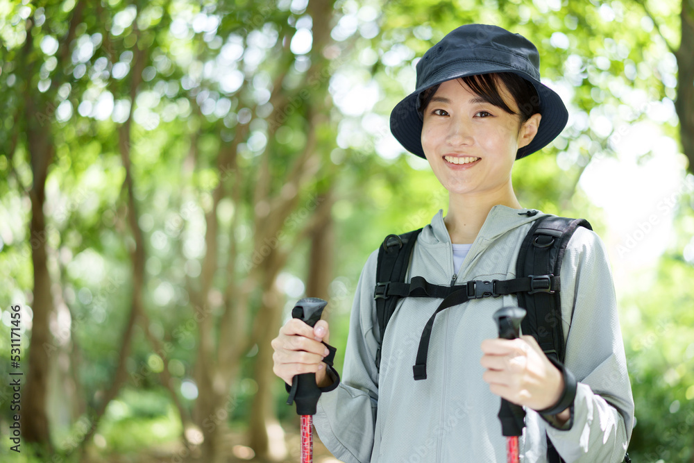 トレッキングを楽しむ山ガールのポートレート