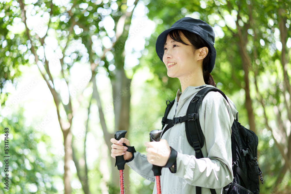 トレッキングを楽しむ山ガール