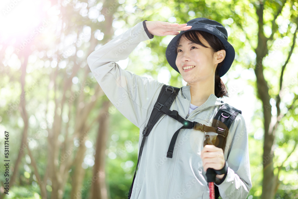 トレッキングを楽しむ山ガール