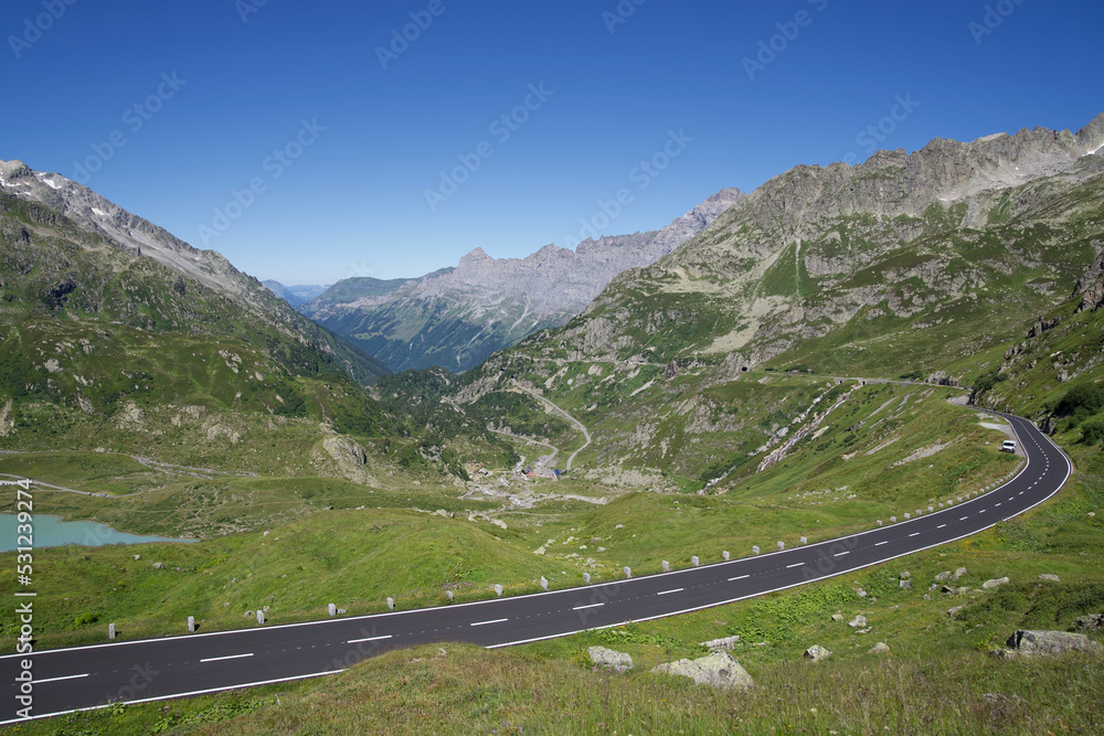 瑞士山口Sustenpass的山口公路可欣赏到美丽的山脉全景