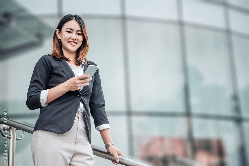 年轻的亚洲女商人在出差前打电话，站在机场。漂亮w