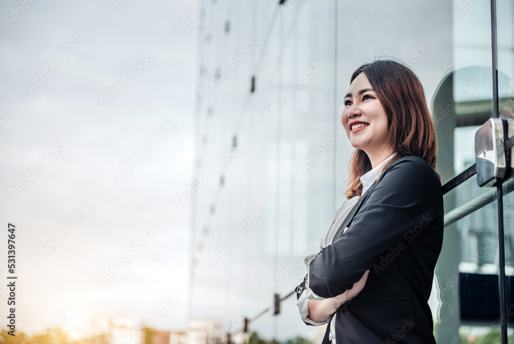 亚洲商业女性在办公室或机场外微笑拥抱的肖像