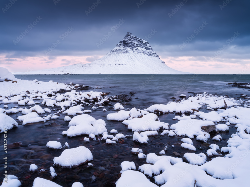 冰岛柯克朱费尔山。冬季景观。山脉和海洋。冰雪。受欢迎