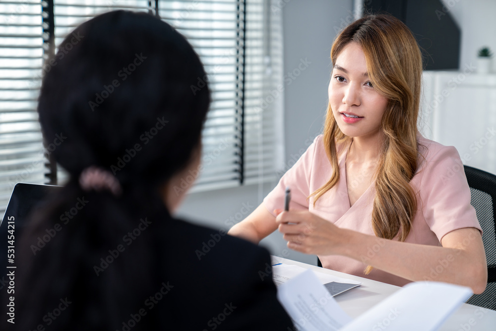 一位年轻的亚洲女性候选人试图通过自己的能力给面试官留下深刻印象。国际合作