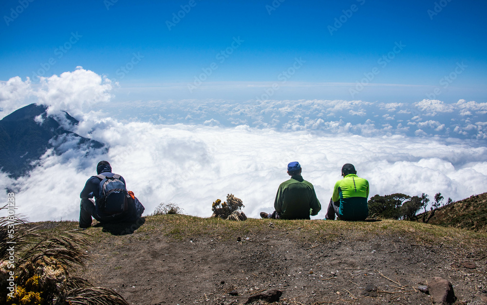 在危地马拉克萨尔特南戈圣玛丽亚火山的云中徒步旅行