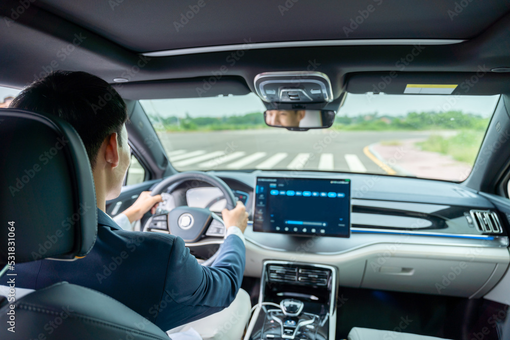 一名男子在电动汽车内行驶，道路正视图。电动汽车。电动汽车，电动汽车。