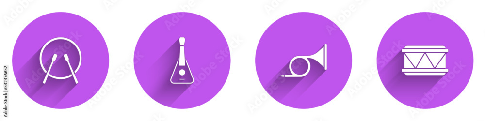 设置鼓和鼓槌、吉他、小号和带长阴影的图标。矢量