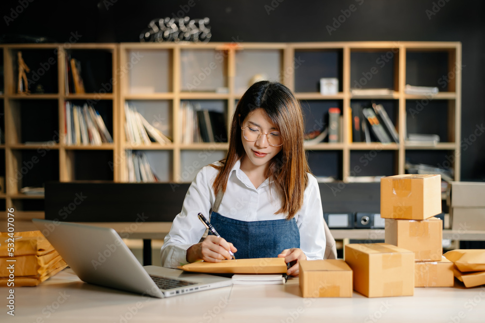 使用智能手机或平板电脑进行在线接收和检查的亚洲年轻女性中小企业形象