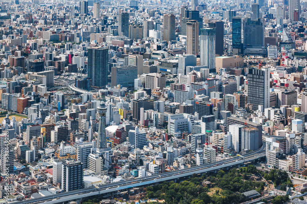 高層ビルの上から見える大阪の街並み