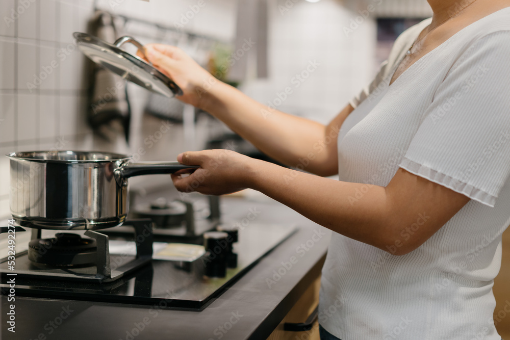 亚洲女人在厨房做饭