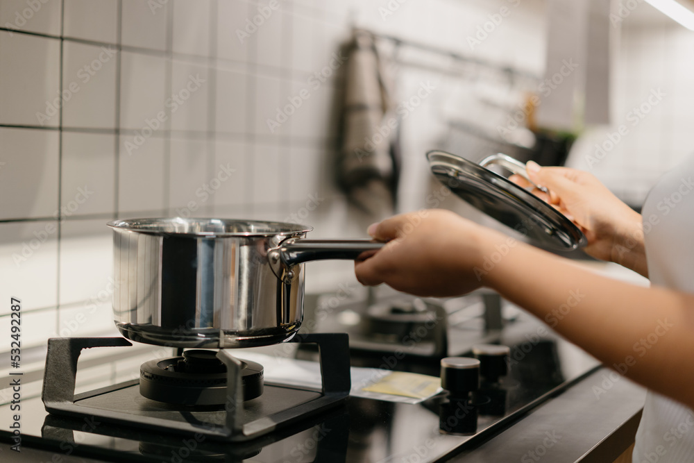 亚洲女人在厨房做饭