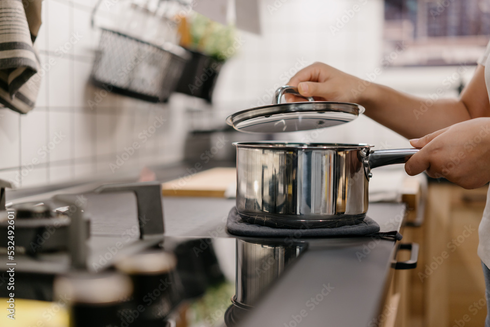 亚洲女人在厨房做饭