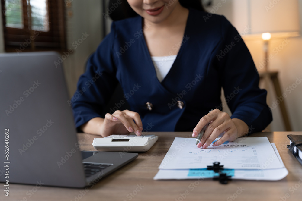 会计或财务检查员手工制作报告，商业女性思考账目，会计。