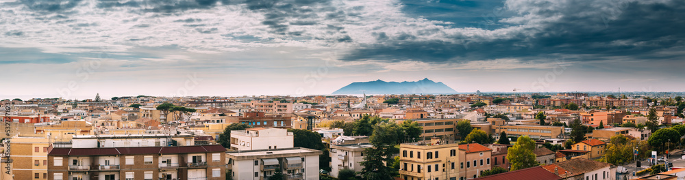 Terracina，意大利。Terracina的天际线视图，背景是Circeo海角和第勒尼安海。