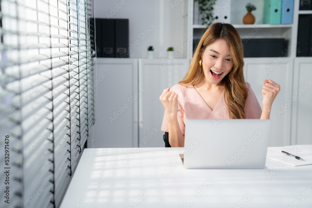 一位年轻的女员工得到了晋升、好消息或完成了任务，并为此欣喜若狂