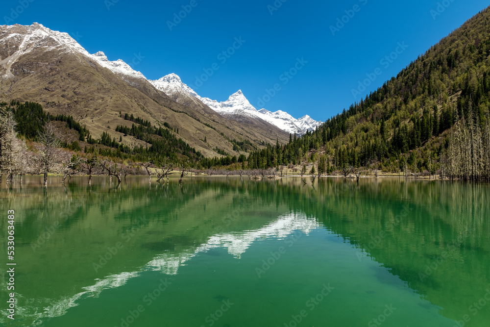 中国四川省成都市四姑娘山风景区的湖泊和雪山。