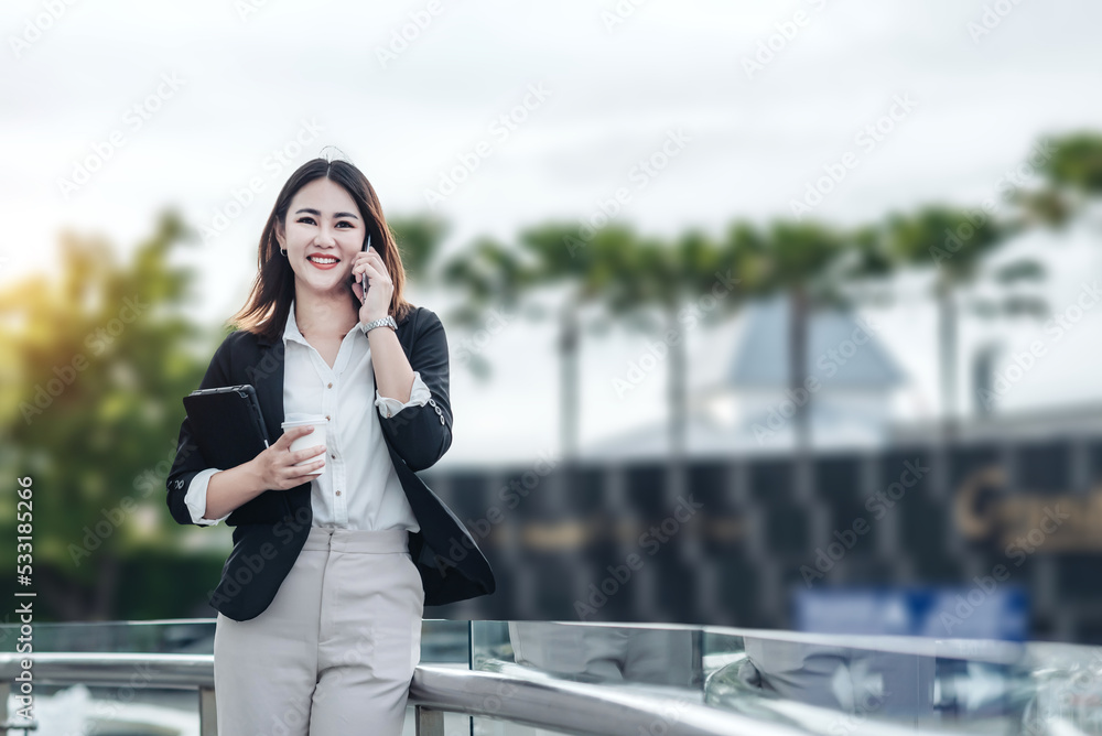 年轻的亚洲女商人在出差前打电话坐在机场。漂亮的wo