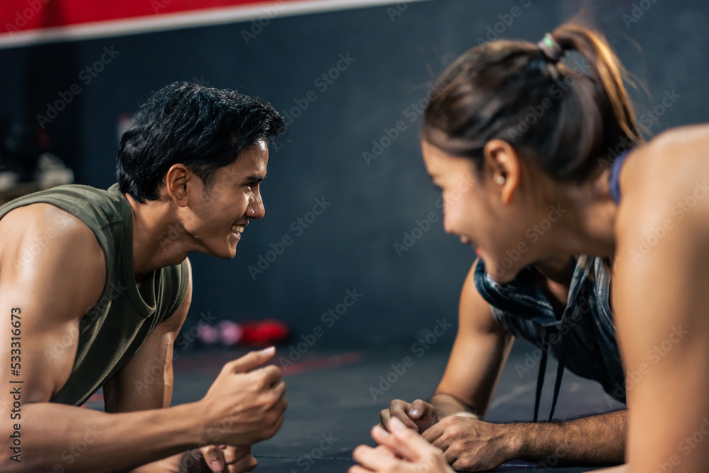 一群年轻的男女运动员一起健身。